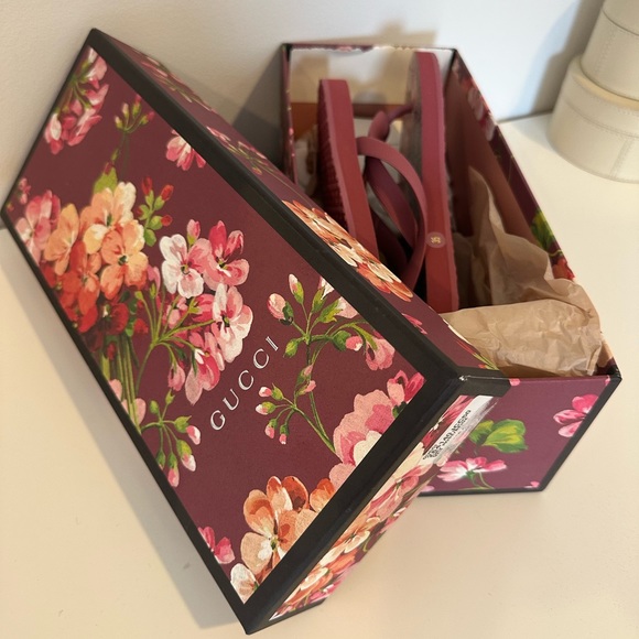Authentic Gucci bloom rubber flip flops - Picture 2 of 4